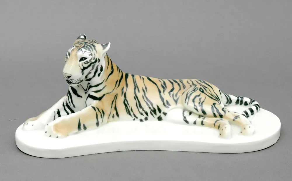 Figurine, Meissen, début 20e s., tigre couché