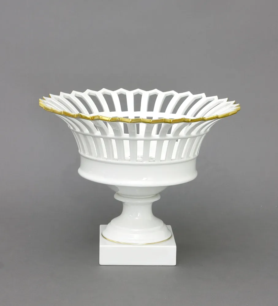 French basket on foot, KPM Berlin, late 20th c. With two gold rims and anemone decor inside