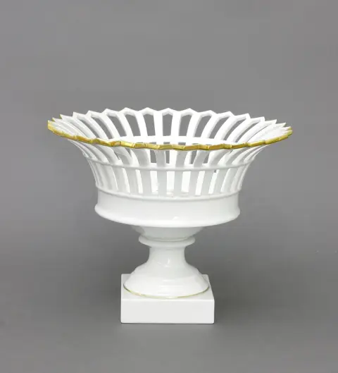 Corbeille française sur pied, KPM Berlin, fin du 20e s. Avec deux filets dorés et décor d'anémones à l'intérieur