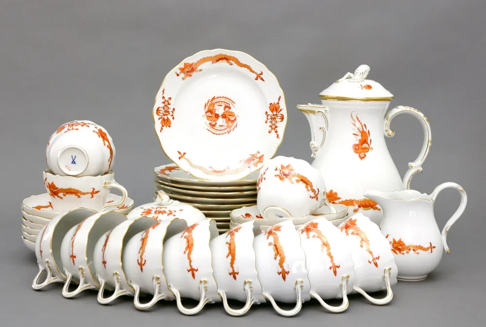 Service à café pour douze personnes, Meissen, après 1949, env. 39 pièces Du service "Neuer Ausschnitt". Décor : Riche dragon rouge et or…