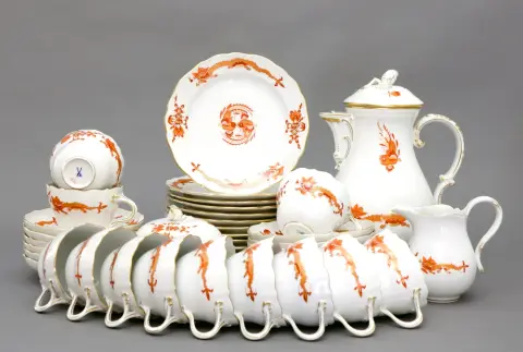 Service à café pour douze personnes, Meissen, après 1949, env. 39 pièces Du service "Neuer Ausschnitt". Décor : Riche dragon rouge et or…