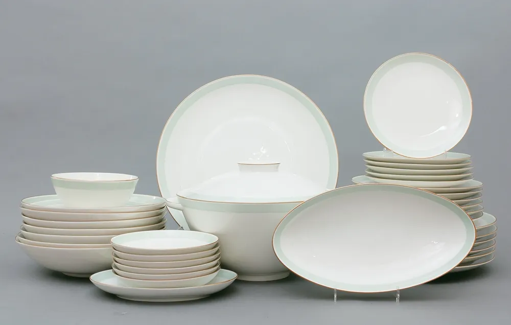Eetservies voor zes personen, KPM Berlin, Selb, jaren 1940/50, ca. 38 delen uit het servies "Urbino". Ontwerp Trude Petri