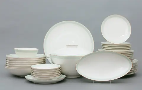 Service de table pour six personnes, KPM Berlin, Selb, années 1940/50, env. 38 pièces du service "Urbino". Dessin Trude Petri