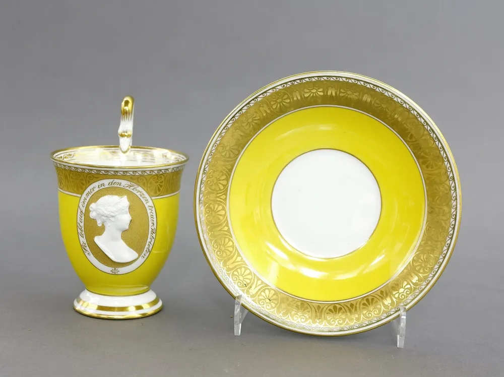 Tasse mit Untertasse, KPM Berlin, 1870 - 1945 Zum Gedenken an Königin Luise (10. März 1776 - 19. Juli 1810). Glockenbecherform mit…