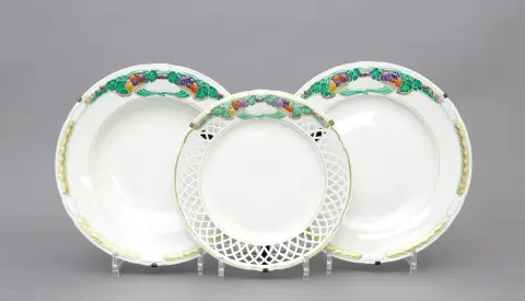 Assiette, KPM Berlin, début du 20e s., 3 différentes, du service "Ceres". Dessin de Theodor Schmuz-Baudiss (1859 Herrenhut - 1942 Partenkirchen). Porcelaine peinte en couleurs et dorée. Avec monogramme d'artiste STB. D 21,6 cm, 2 x 25 cm. Marque au sceptre bleue, marque au globe impérial rouge, 2 x jubilé - 1913, 1x croix de guerre noire 1914-18. 1x mini-éclat sur le bord arrière.
