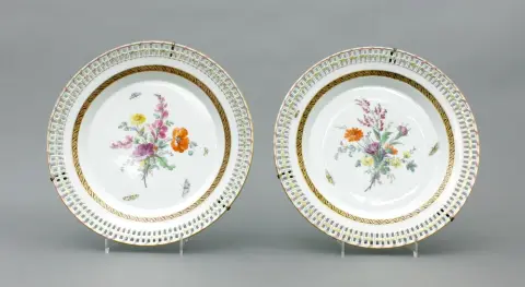 Paire d'assiettes à bord ajouré, KPM Berlin, fin 18e s., rondes