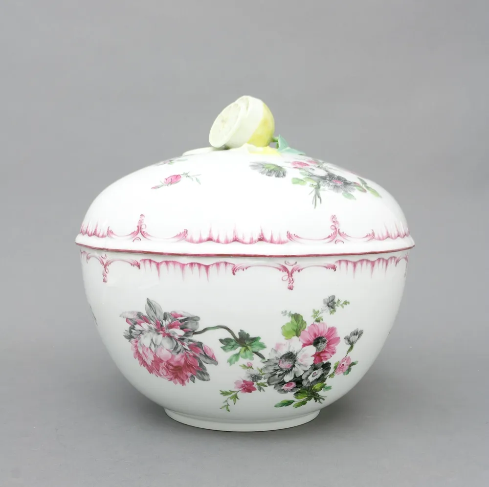 Terrine met deksel, KPM Berlin, 1770/80, uit het servies "Glatt", decor "Deutsche Blumen"