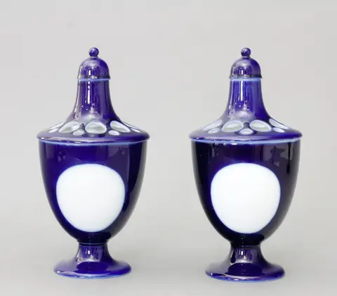 Vases, vases pot-pourri, KPM Berlin, 1re moitié 19e s., une paire de coupes avec couvercle ajouré et bouton