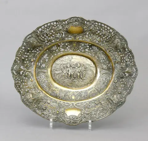 Panier ajouré, argent 800, allemand, probablement Hanau, ovale, avec putti et décor de roses. 33,5 x 28,5 x 6,5 cm. Poids 462 g.