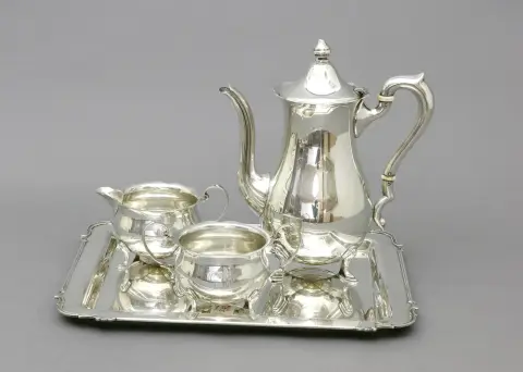 Pièce maîtresse, argent sterling 925, 3 pièces: cruche H 22 cm avec anneaux isolants en os, pot à lait et sucrier