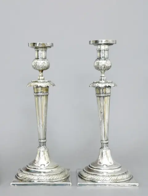 Bougeoirs, 12 lots, allemands, 1re moitié XIXe s., une paire, base carrée avec pied rond montant et relief de feuilles