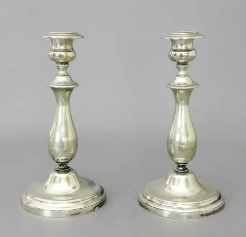 Bougeoirs, 14 lots (argent 875), milieu XIXe s., une paire, monogrammés HJ. H 22,5 cm, poids 733 g. Poinçonnés 14 et une marque non identifiée.