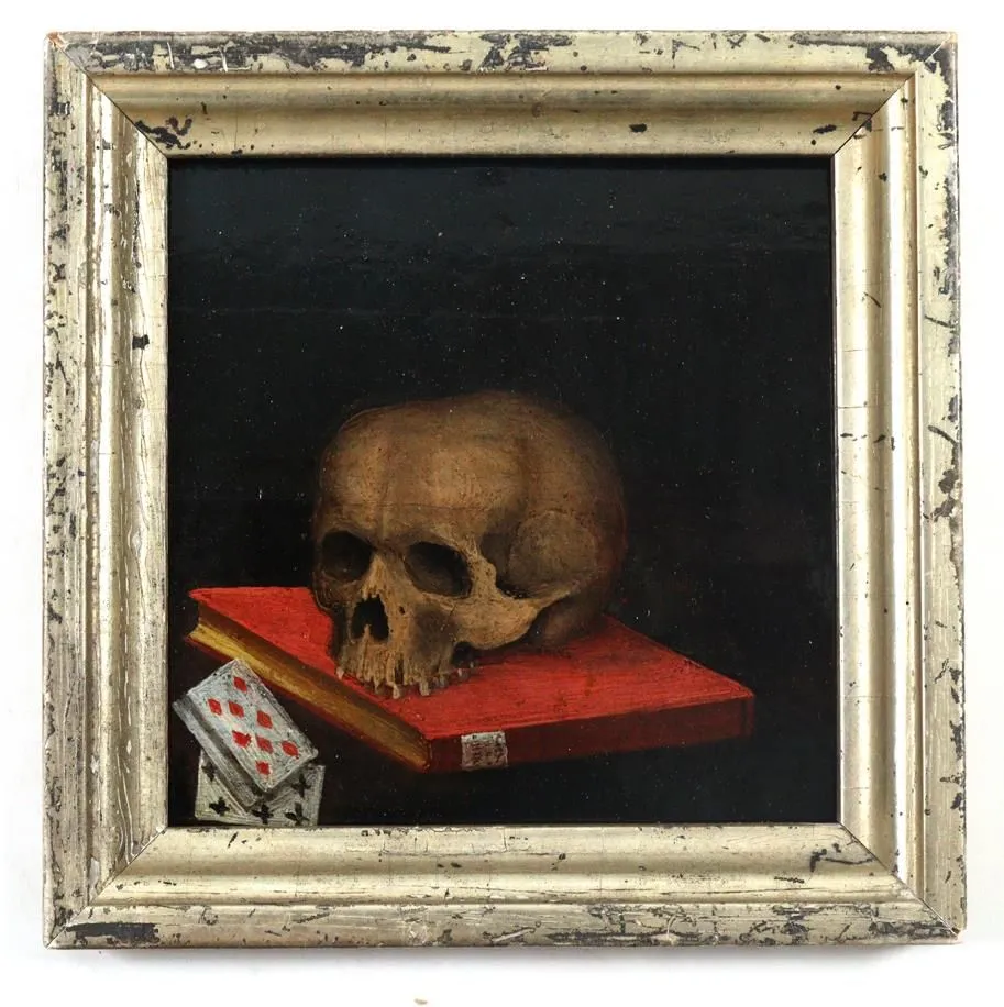 Vanitas-Stillleben. – mit Schädel, Buch und Spielkarten