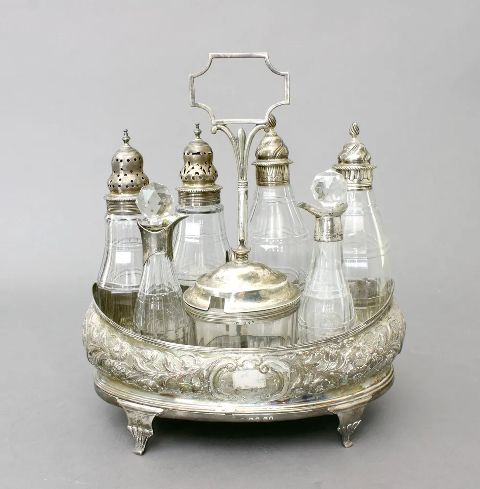 Ménage, zgn. Cruet Set, zilver, deels periode George III, Londen, ca. 1801, bootvormige houder met houten bodem op vier voeten