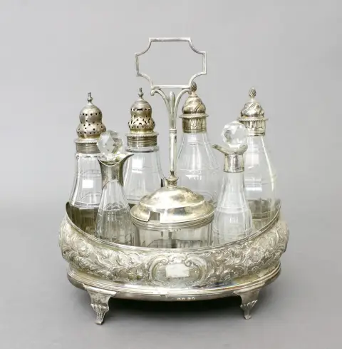 Ménage, dit Cruet Set, argent, en partie période George III, Londres, vers 1801, support en forme de navette avec fond en bois sur quatre pieds