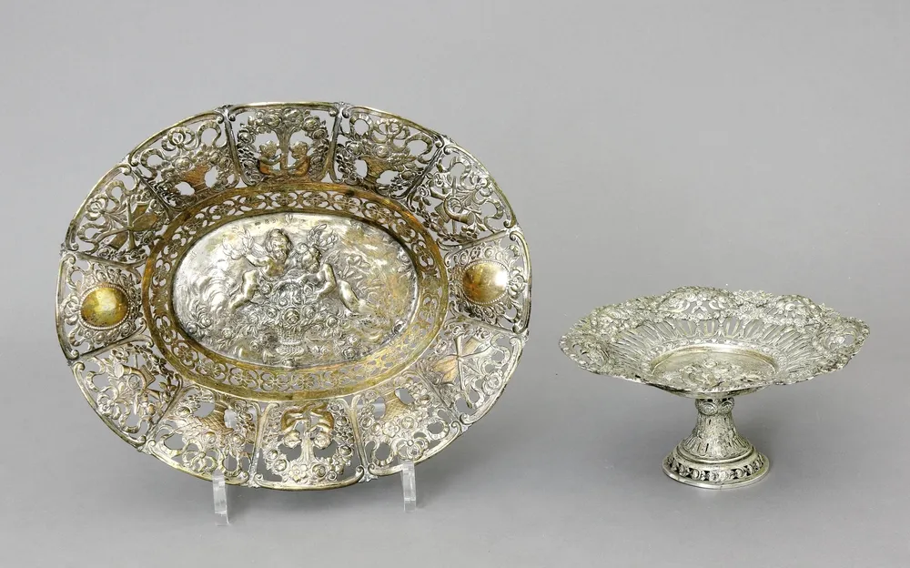 Coupes, argent 800, allemand, probablement Hanau, 2 pièces 1. Coupe ajourée, ovale, avec putti et décor de roses, 6,5 x 25,2 x 20,8 cm. Poids…