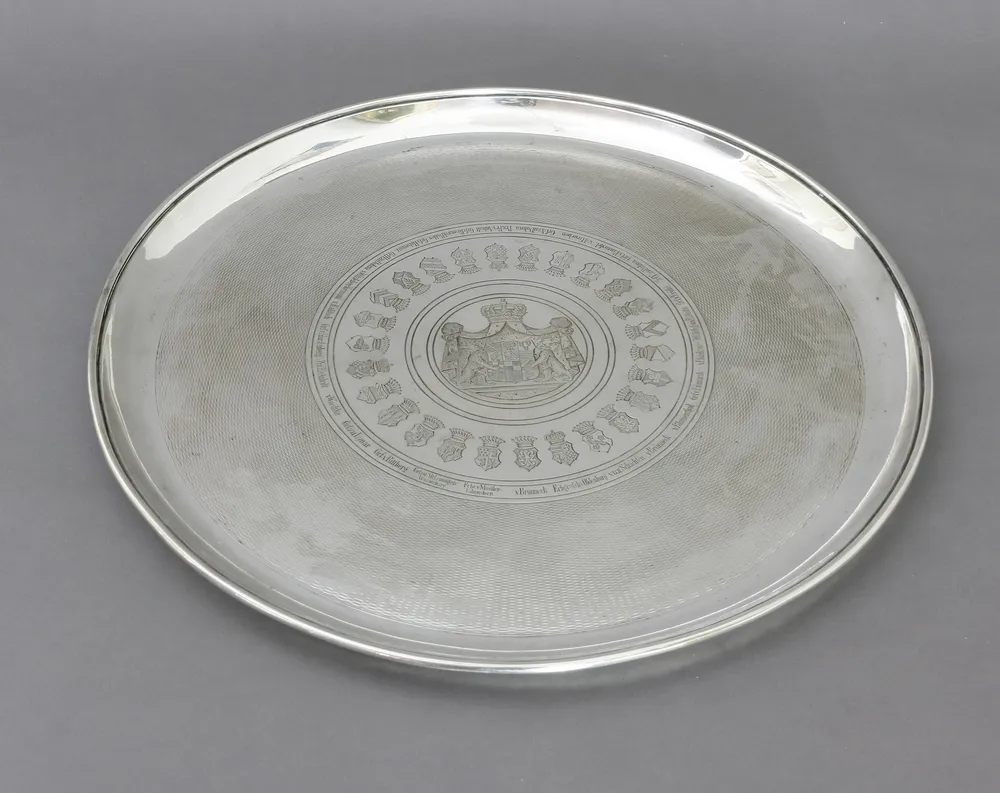 Tablett, Silber 750, Sy & Wagner, Berlin, um 1860-70 Rundes Prunktablett mit dem großen Herzoglichen Wappen von Anhalt, umgeben von einem…