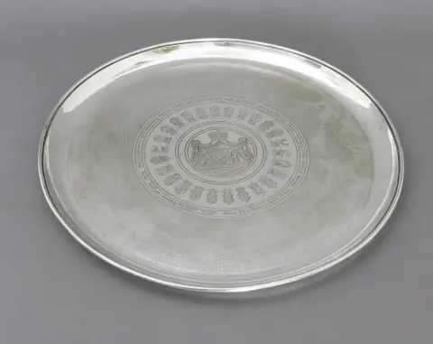 Plateau, argent 750, Sy & Wagner, Berlin, vers 1860-70 Plateau d'apparat rond avec les grandes armoiries ducales d'Anhalt, entouré d'un…