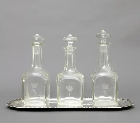 Plateau avec trois carafes, argent 800, Anhalt Plateau, Autriche-Hongrie, avec bord finement décoré et trois flacons de spiritueux