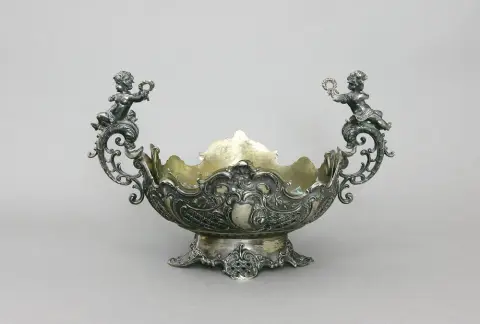 Surtout de table/Jardinière, argent 800, allemand, probablement Bruckmann & Söhne, Heidelberg, fin 19e s. Coupe sur pied, forme de navette, paroi avec…