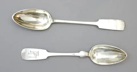 Cuillères de service, deux grandes, argent, milieu 19e s. et début 20e s., 1. O. Zermann, allemand, 800, L 29,5 cm, poids 119 g, monogrammé