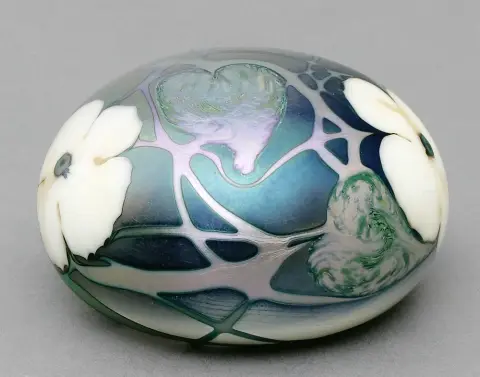 Paperweight, Multi-Flora, 1978, dessin Charles Lotton (1930 - 2021, USA) – presse-papiers en verre irisé avec cœurs et décor floral incrustés…