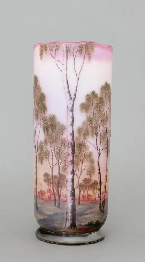 Vase, Daum Frères, Nancy, France, vers 1900. Base ronde rentrante, paroi cylindrique, bord ondulé. Verre incolore, dégradé rose/blanc laiteux, peint à l'émail. Paysage avec bouleaux. H 22,5 cm. Au fond, peint "Daum Nancy et croix de Lorraine".