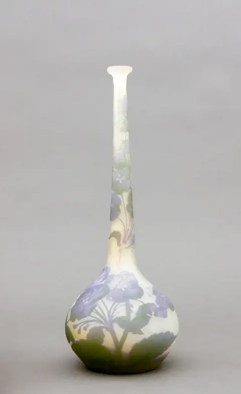 Vase, Emile Gallé, Nancy, France, 1900 - 05 Verre blanc laiteux avec double couche colorée et décor floral gravé à l'acide
