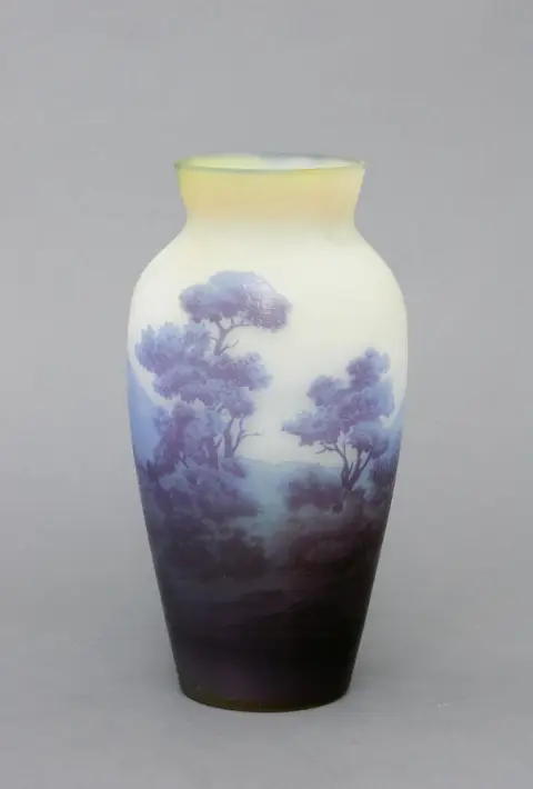 Vase, Emile Gallé, Nancy, France, vers 1904 Forme élancée en balustre, épaule courte, ouverture en entonnoir