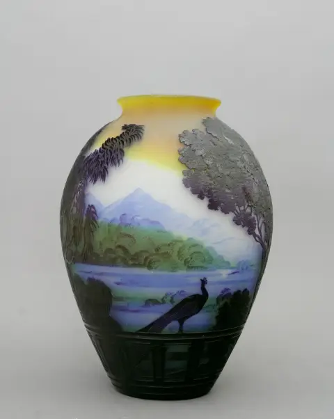 Vase, Emile Gallé, Nancy, France, vers 1905 Forme balustre, base plate, bec verseur ondulé