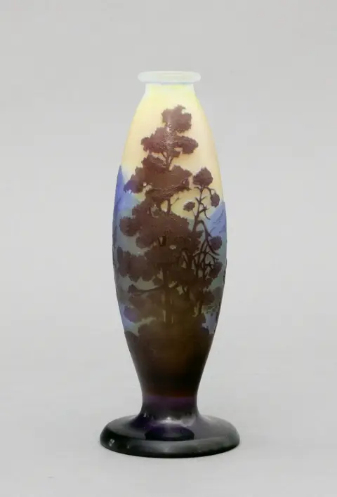 Vase, Emile Gallé, Nancy, France, vers 1910, pied rond montant avec paroi ovale