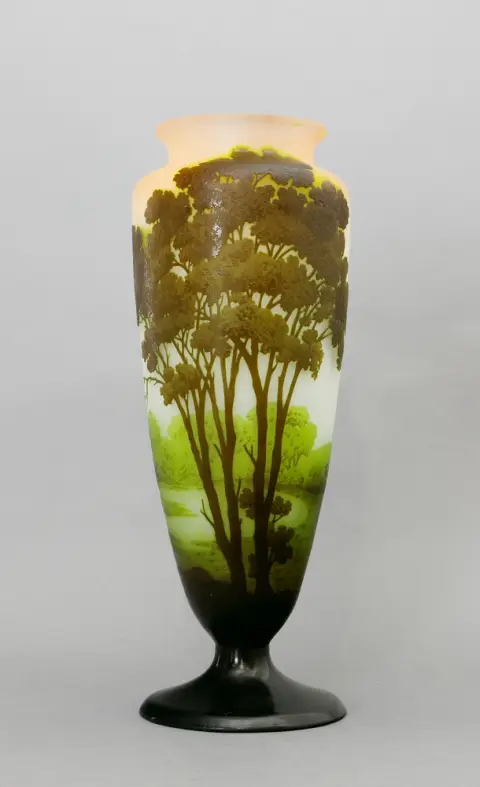 Vase, Emile Gallé, Nancy, France, vers 1918, pied rond légèrement montant, paroi en entonnoir