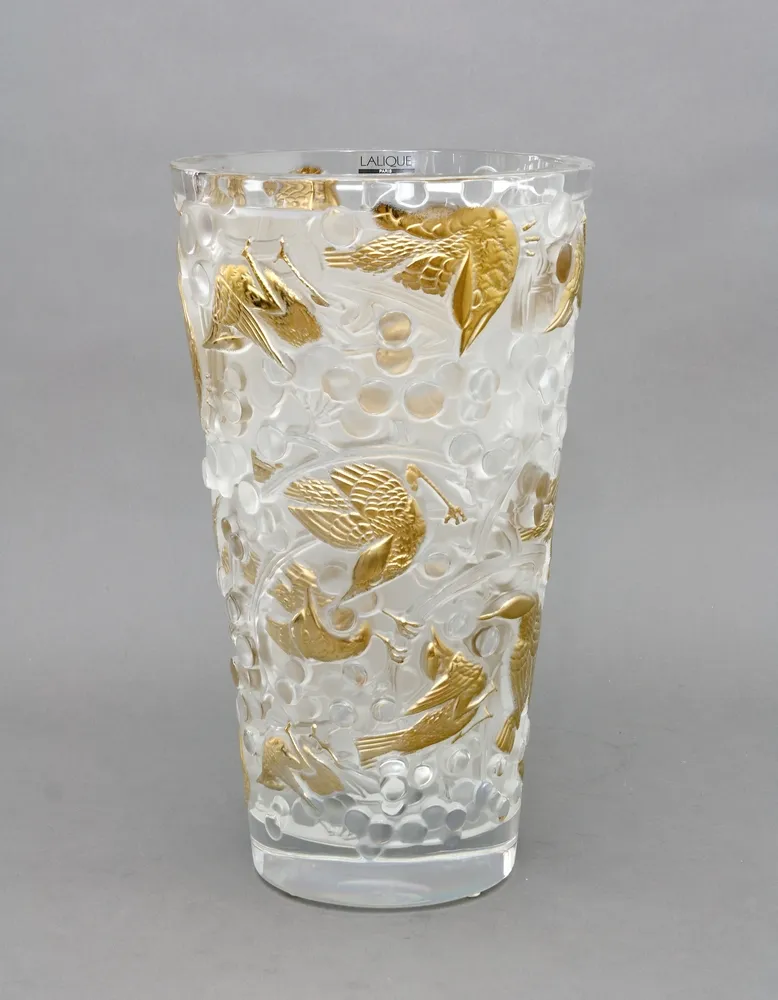 Wazon, Lalique, Merles et Raisins, Francja, Marc Lalique, 1965. Duży wazon z czystego kryształu, częściowo złocony