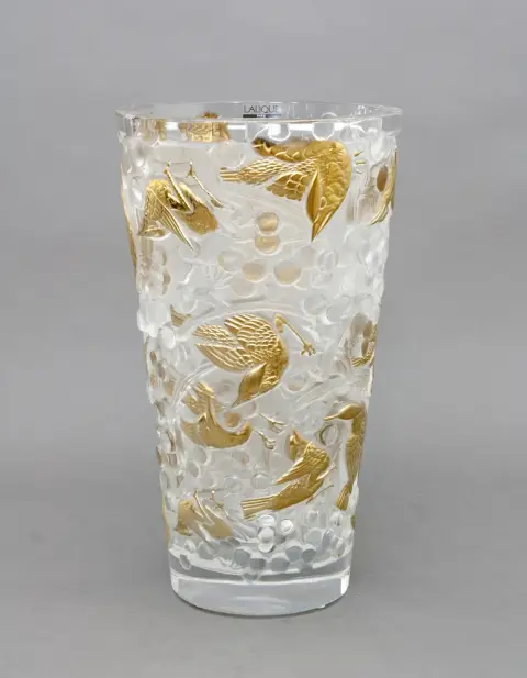 Vase, Lalique, Merles et Raisins, France par Marc Lalique, 1965. Grand vase en cristal clair, partiellement doré