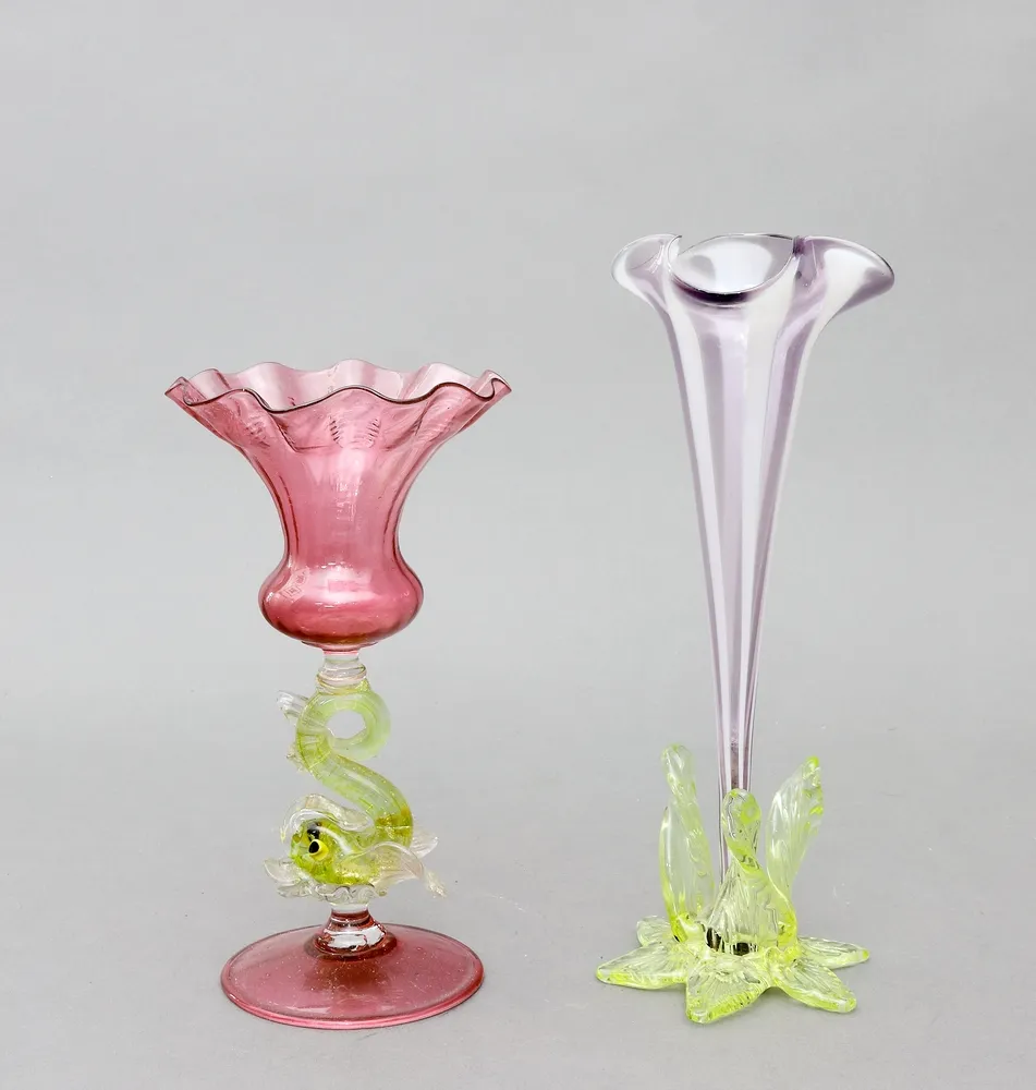 Vases, Italie, Murano, deux pièces soufflées à la bouche, 1. avec dauphin, rose et vert, H 18 cm. - 2. Solifleur avec rayures blanches