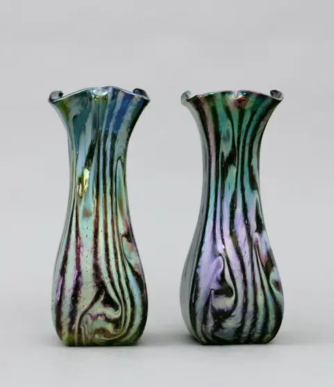 Vases, Josef Rindskopf's Söhne, Teplitz-Schönau, vers 1900, une paire Verre violet foncé, pré-soufflé au moule à côtes et avec des fondants en poudre jaune argenté