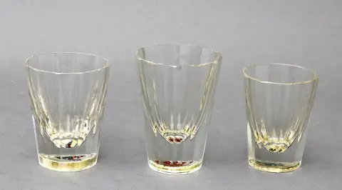 Verres à inclusion d'or, 19e s., 3 gobelets en verre incolore à paroi épaisse, parois coniques polies, fonds avec…