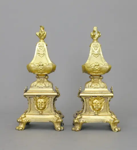 Chenets, bronze, doré au feu, Paris, vers 1700, une paire attribuée à André Charles Boulle (1642 - 1732), H.: 32,5 cm. - Voir Norée…