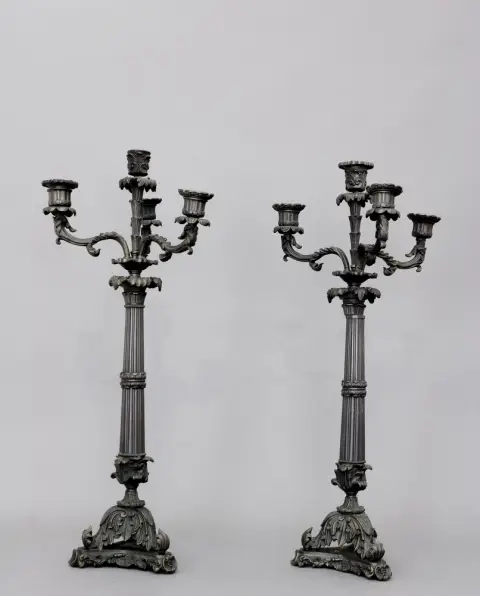 Paire de chandeliers, candélabres, 20e s., bronze/métal moulé, patine noire, d'après un modèle ancien