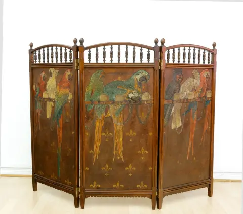 Paravent, trois panneaux, probablement Vienne, vers 1900, bois patiné brun, avec motifs de perroquets sur cuir