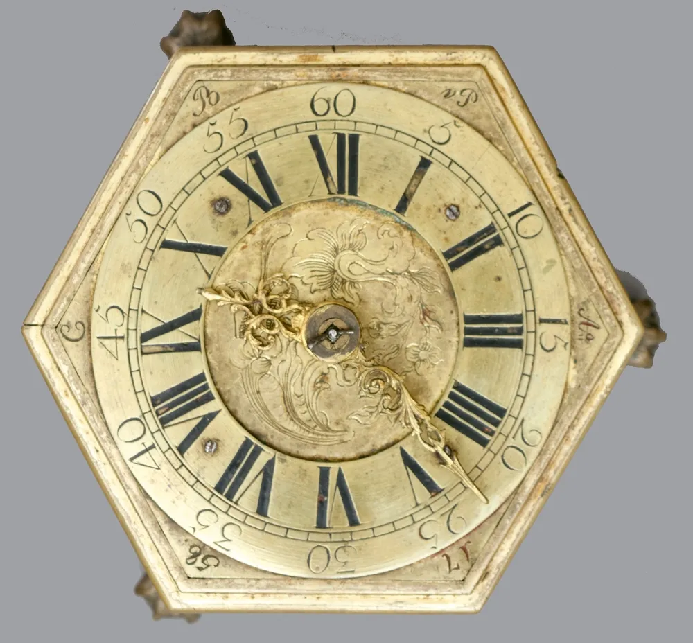 Clock, table clock or horizontal clock, bronze, fire-gilt, Baltic, 1758 Hexagonal clock body, glazed all around on three claw feet