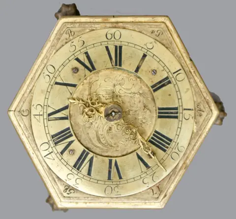 Pendule, pendule de table ou horizontale, bronze, doré au feu, Pays baltes, 1758 Corps hexagonal, vitré tout autour sur trois pieds