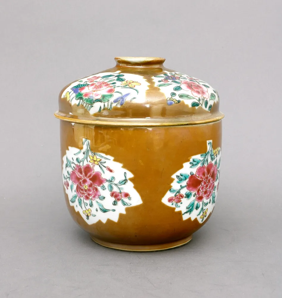Chine, pot couvert, porcelaine, Qianlong, forme cylindrique avec couvercle bombé et bouton rond ajouré