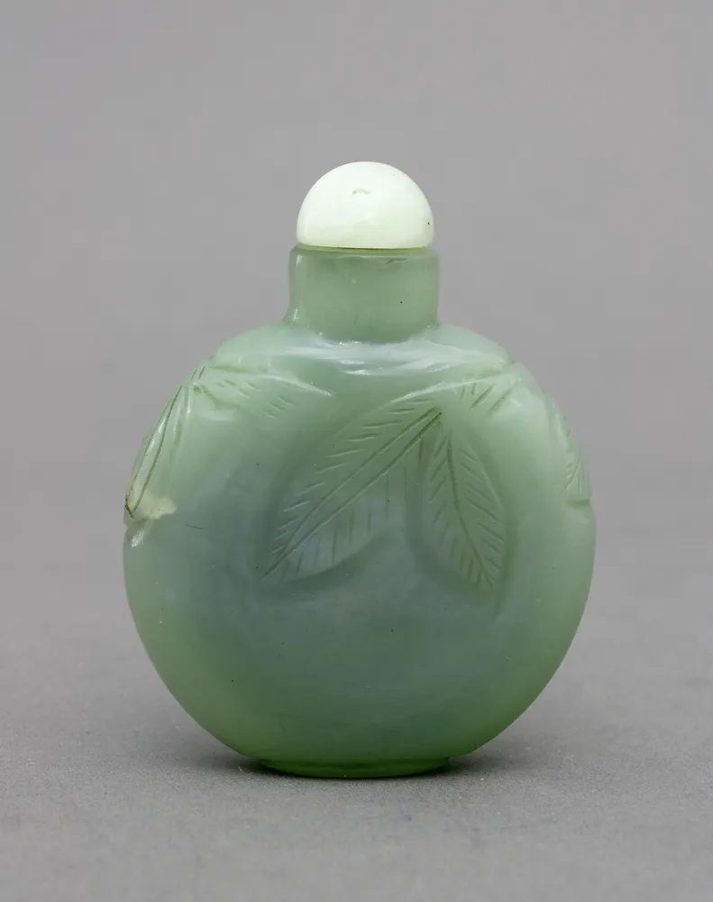 China, Snuffbottle, Dadschji (großes Stück), Pekingglas, Qing Flach gedrückte runde Form mit Blattrelief