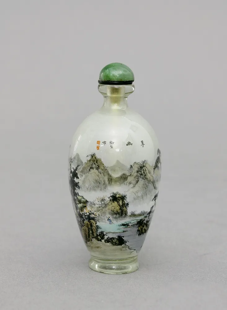 China, Snuffbottle, Mitte 20. Jh., Hong Sheng Kleine farblose Baluster - Glasflasche mit feiner bunter Landschafts - Innenmalerei sowie…