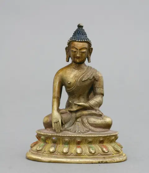 Figuur, brons, Boeddha Shakyamuni, China, Peking, Qianlong-periode Zittend in vajraparyankasana op een dubbele lotusvoet