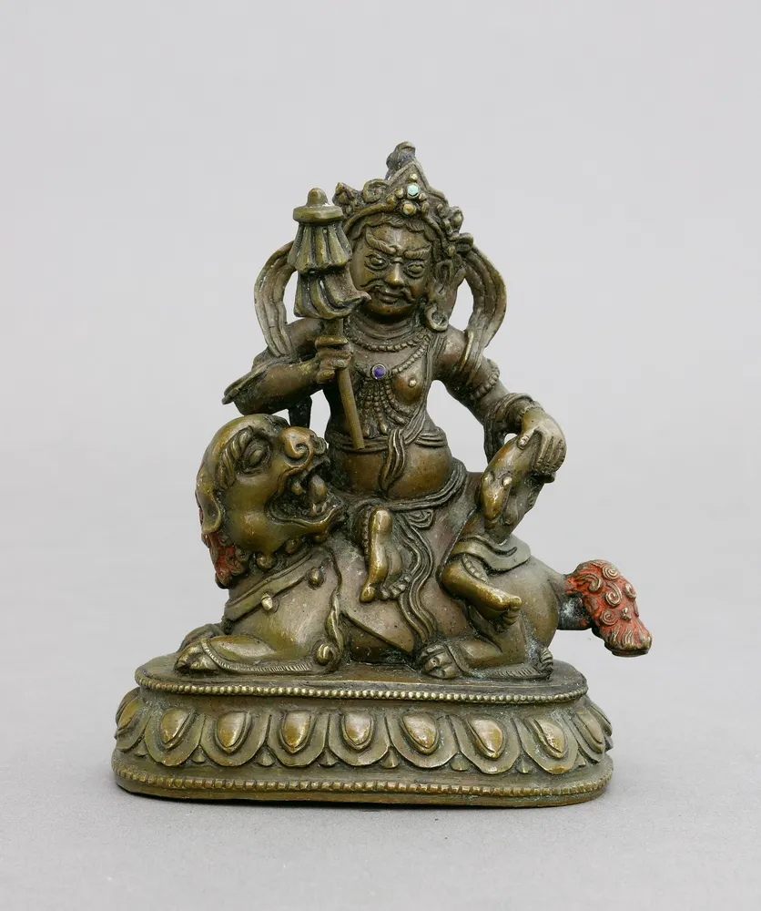 Figurine, bronze, Jambhala jaune, Tibet, probablement 16e s. Alliage de cuivre avec petites incrustations de turquoise, corail et lapis-lazuli