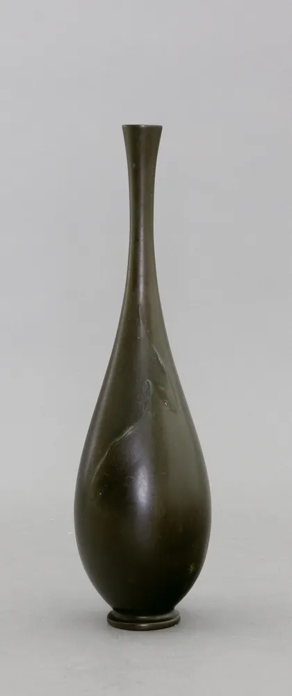 Japan, Vase, Bronze, Meiji Enghalsvase mit zwei Kois, mit eingelegten Augen