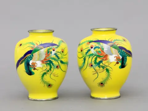 Japan, vazen, cloisonné, Meiji/Taisho, een paar, polychroom feniksdecor op citroengele grond