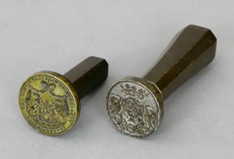 Sceaux, fer, 18e s., deux pièces 1. Sceau avec armoiries nobles
